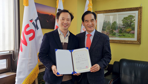 아디포랩스 김진수 고문(오른쪽)이 뉴스인 미디어 최명규 대표이사와 위촉식 후 기념촬영을 하고 있다. (사진=정경호 기자)