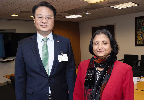 방기선 기획재정부 차관이 15일(현지시간) 미국 워싱턴 D.C.에서 세계은행(WB) 안슐라 칸트(Anshula Kant) 사무총장과 기념촬영을 하고 있다.2023.02.16 / 사진=[기획재정부 제공]
