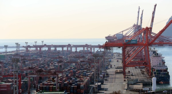 통계청은 지난해 산업생산과 소비, 투자가 전년 대비 일제히 늘어나면서 2년 연속 '트리플 증가'를 기록했다고 31일 밝혔다. 이날 부산 남구 신선대부두 야적장에 컨테이너가 가득 쌓여 있다. 2023.01.31.