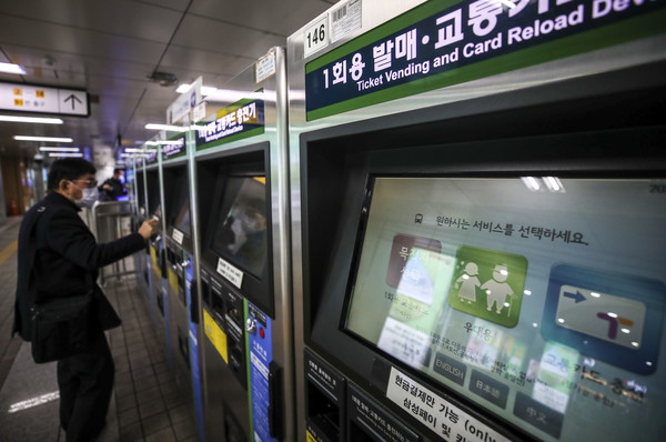 서울시가 무임승차 연령(만 65세 이상) 상향 논의에 불을 붙이고 있다. 서울시가 발표한 '2022년 서울시 노인 실태 조사' 결과에 따르면 서울에 살고 있는 65세 이상 노인들이 생각하는 '노인 기준 연령'은 평균 72.6세다. 지하철 무임승차를 비롯해 노인 관련 복지 혜택을 받는 법적 연령 65세보다 7.6세 높다. 서울교통공사는 지난해 서울 지하철 65세 이상 무임 수송인원(1억9664만6000명) 등을 토대로 무임승차 노인 연령을 65세에서 70세로 올린다면 연간 손실을 최대 1524억원 줄일 수 있다고 추산했다. 7일 오전 서울 중구 지하철 1호선 서울역에 설치된 승차권 발매기에 우대용 무임승차권 표시가 나오고 있다. 2023.02.07.