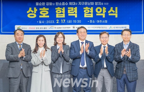 한국 코카-콜라, 여주시, K-water 한강유역본부, 세계자연기금 한국본부(WWF-Korea), 한국생태환경연구소, 여주시산림조합 등 6개 기관은 숲 가꾸기를 통해 지속가능한 물순환을 위한 다양한 노력을 이어갈 계획이다. (좌측부터) 여주시산림조합 이후정 조합장, WWF-Korea 박민혜 국장, 한국 코카-콜라 구남주 상무, 여주시 이충우 시장, K-Water 한강유역본부 오승환 본부장, 한국생태환경연구소 이상용 이사장