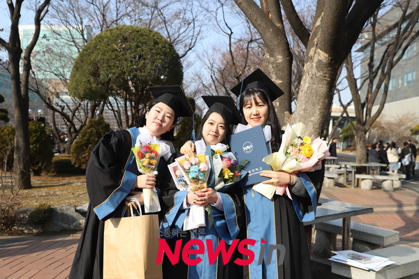 숭실대 학위수여식을 마치고 학생들이 기념촬영을 하고 있다. 