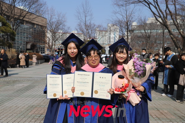 숭실대 학위수여식을 마치고 학생들이 기념촬영을 하고 있다.