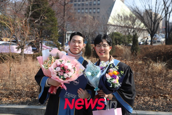 졸업 축하합니다. 