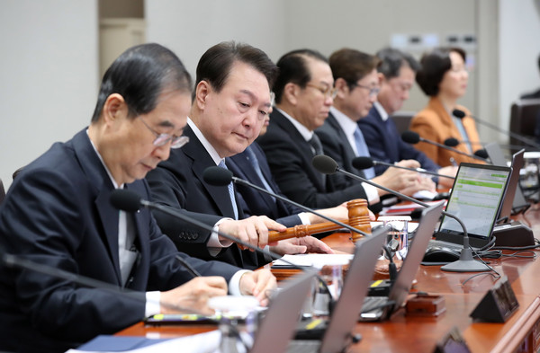 윤석열 대통령이 21일 서울 용산 대통령실에서 열린 국무회의를 주재하고 있다. 2023.02.21 / 사진=[뉴시스]