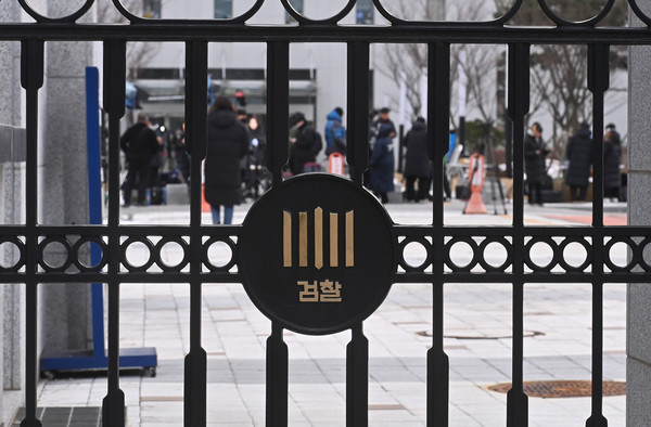 해외 도피 중 체포돼 국내로 송환된 김성태 전 쌍방울그룹 회장이 압송된 17일 경기도 수원시 영통구 수원지방검찰청에서 취재진들이 분주하게 움직이고 있다. 검찰은 김 전 회장을 상대로 이재명 대표의 변호사비대납 의혹과 대북 송금 의혹 등에 대해 조사한 뒤 이르면 오는 18일 구속영장을 청구할 방침이다. 2023.01.17.