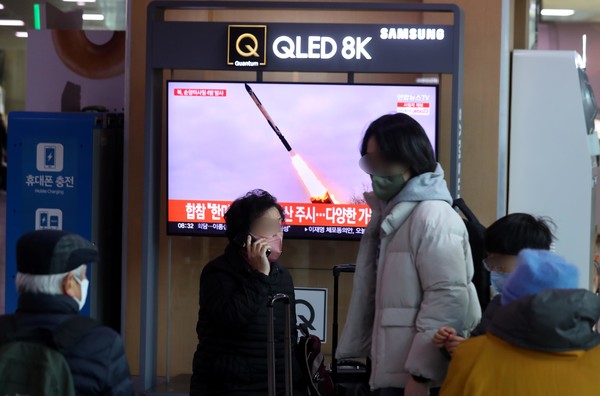 북한이 전날 새벽 함경북도 김책시 일대에서 동해상으로 전략순항미사일 '화살-2'형 발사훈련을 했다고 밝힌 24일 서울역 대합실에서 시민들이 뉴스를 시청하고 있다. 2023.02.24.