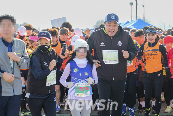 ▲'양신' 양준혁 이사장과 부인 박현선 씨(왼쪽 두 번째)가 10km 코스에서 출발하고 있다. (사진=민경찬 기자)