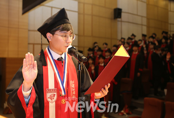 “나의 생애를 인류봉사에 바칠 것을 엄숙히 서약하노라” 히포크라테스 선서 중인 강현우 학생