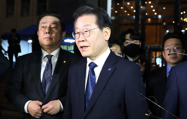 이재명 더불어민주당 대표가 27일 오후 서울 여의도 국회에서 열린 제403회국회(임시회) 제8차 본회의를 마친 후 체포동의안 부결에 대한 입장을 밝힌 후 차량을 기다리고 있다. 2023.02.27 / 사진=[뉴시스]