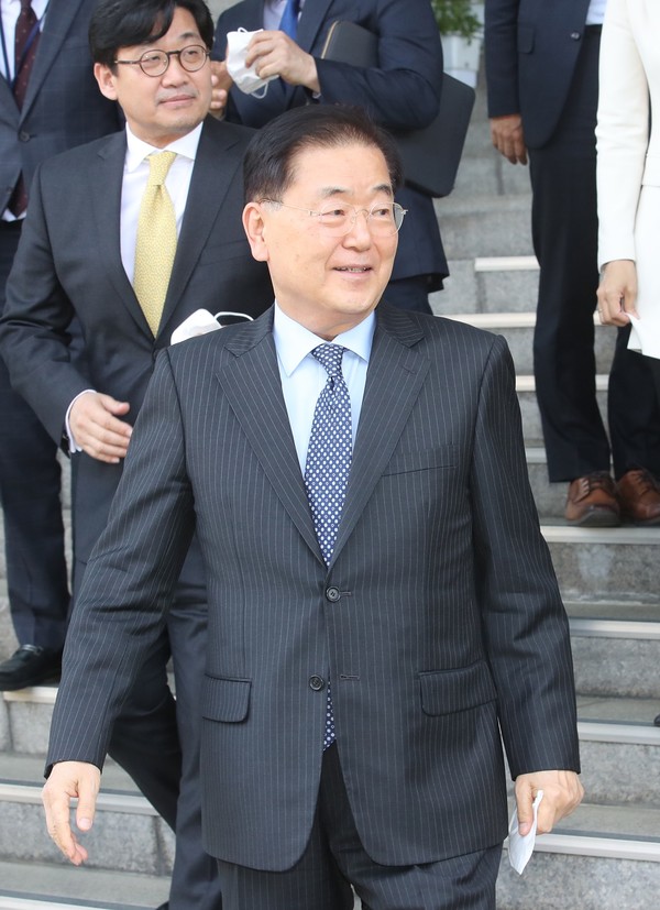 정의용 외교부 장관이 10일 서울 종로구 외교부에서 이임식을 마친후 나서고 있다. 2022.05.10 / 사진=[뉴시스]