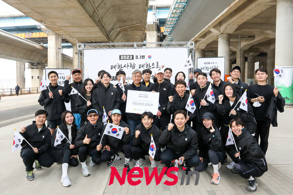 카카오뱅크 임직원들이 서울시 성동구 한강변에서 진행된 독립유공자 후손을 위한 기부 마라톤 '3·1런'에 참여해 가수 션과 함께 기념 촬영을 하고 있다.