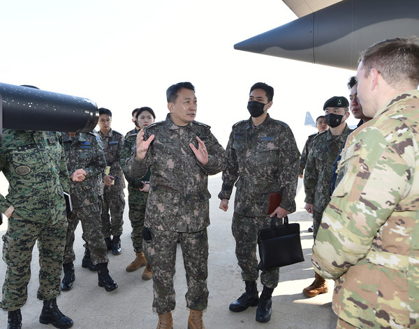 김승겸 합동참모본부 의장이 27일 한미 연합 특수작전훈련 현장을 찾아 연합작전 수행태세를 점검하고 있다.2023.03.02 / 사진=[합동참모본부 제공]