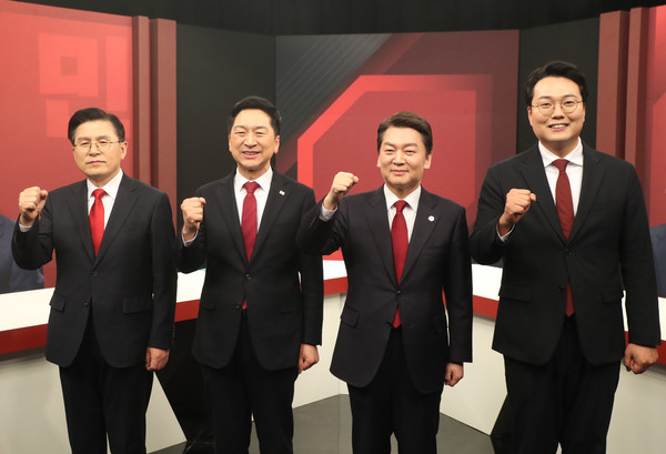 국민의힘 당대표 후보들이 3일 서울 마포구 채널A 스튜디오에서 열린 국민의힘 당대표 후보자 토론회에 참석해 기념촬영을 하고 있다. 왼쪽부터 황교안 후보, 김기현 후보, 안철수 후보, 천하람 후보. 2023.03.03 / 사진=[국회사진기자단]