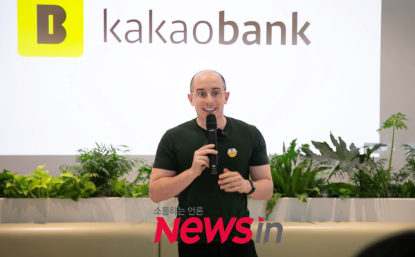 방송인 타일러 라쉬가 지난 3일 카카오뱅크 판교오피스에서 임직원들을 대상으로 기후위기 대응 강연을 진행하고 있다.