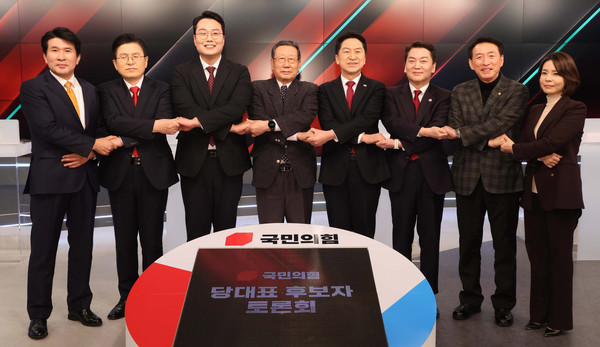 국민의힘 당 대표 경선 후보들과 선관위원들이 20일 오후 서울 중구 MBN 스튜디오에서 TV토론에 앞서 기념촬영을 하고 있다. 왼쪽부터 황상무 위원, 황교안 후보, 천하람 후보, 유흥수 선관위원장, 김기현 후보, 안철수 후보, 김석기 선관위 부위원장, 함인경 위원. 2023.02.20 / 사진=[국회사진기자단]