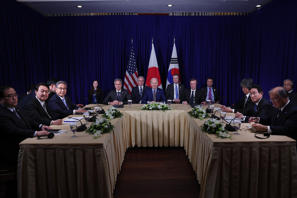 윤석열 대통령이 13일(현지시간) 프놈펜 한 호텔에서 조 바이든 미국 대통령, 기시다 후미오 일본 총리와 한미일 정상회담을 하고 있다. 2022.11.13 / 사진=[뉴시스]