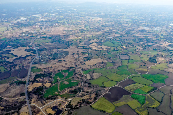정부가 제주 제2공항 건설사업 전략환경영평가 협의의견을 발표한다. 제주 제2공항 건설사업은 제주시에 있는 기존 제주국제공항과 별도로 서귀포시 성산읍 온평리 일대 545만7000㎡에 길이 3200ｍ 활주로 1개를 갖춘 공항을 새로 짓는 사업이다. 6일 오후 제주 서귀포시 성산읍 제2공항 예정지 인근이 짙은 미세먼지로 희뿌연한 모습. 2023.03.06 / 사진=[뉴시스]