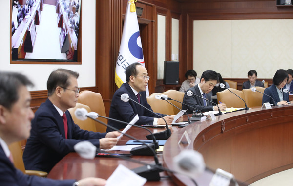 추경호 경제부총리 겸 기획재정부 장관이 8일 오전 서울 종로구 정부서울청사에서 열린 비상경제장관회의에 참석해 발언하고 있다. 2023.03.08.