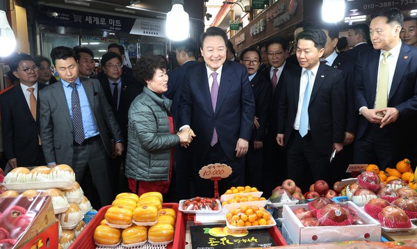 윤석열 대통령이 9일 울산 남구 신정시장을 찾아 과일가게에서 상인과 대화하고 있다.2023.03.09 / 사진=[대통령실통신사진기자단]