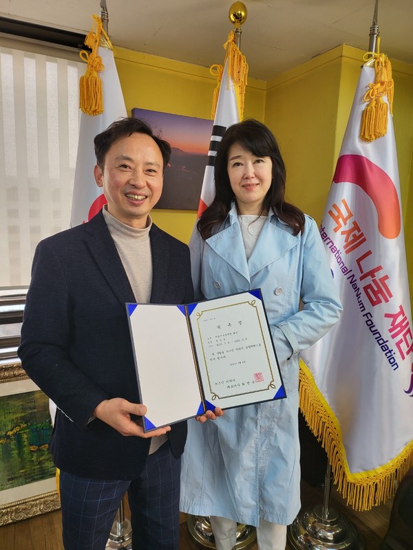 서울시수영연맹 동미숙 회장(오른쪽)이 뉴스인 미디어 최명규 대표이사와 위촉식 후 기념촬영을 하고 있다.