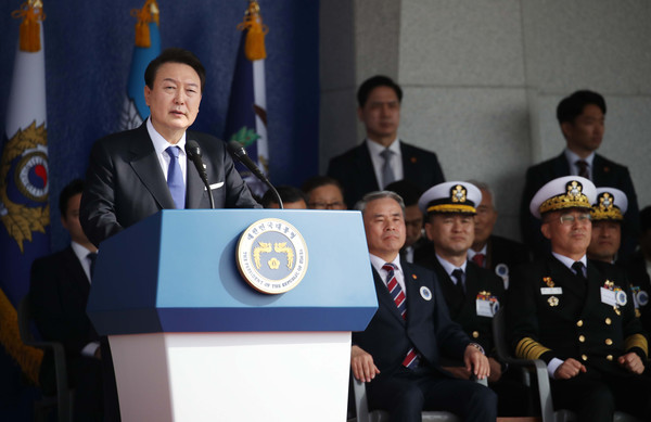 윤석열 대통령이 10일 경남 창원 진해구 해군사관학교에서 열린 제77기 졸업 및 임관식에서 축사하고 있다. 2023.03.10 / 사진=[뉴시스]