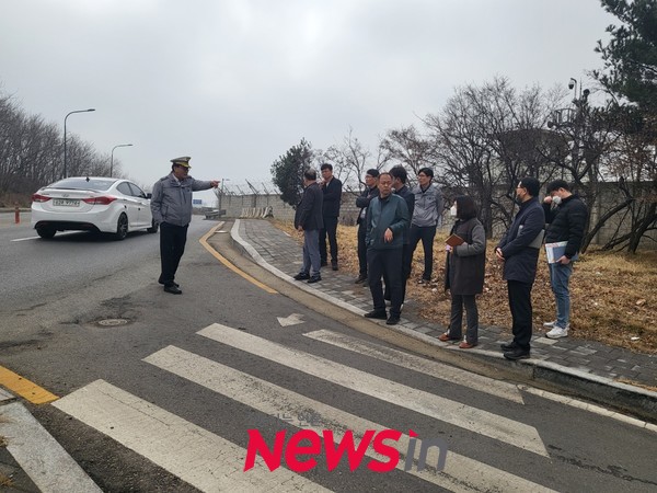 강서경찰서를 비롯한 유관기관 관계자들이 교통사고 발생 위험지점에서 현장 안전대책 회의 개최하고 위험지역을 둘러보고 있다. 
