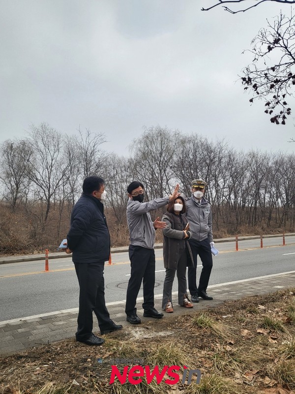 강서경찰서를 비롯한 유관기관 관계자들이 교통사고 발생 위험지점에서 현장 안전대책 회의 개최하고 위험지역을 둘러보고 있다. 