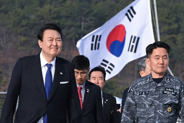 윤석열 대통령이 10일 경남 창원 진해구 해군사관학교에서 열린 제77기 졸업 및 임관식을 마친 후 세종대왕함 주변 부두를 둘러보고 있다.2023.03.10/ 사진=[대통령실 제공]