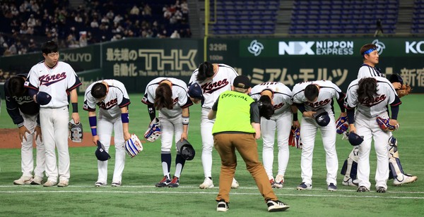 12일 일본 도쿄돔에서 열린 월드 베이스볼 클래식(WBC) 2023 B조 체코와 대한민국의 경기, 7:3으로 승리한 대표팀 선수들이 관중석을 향해 인사를 하고 있다. 2023.03.12 / 사진=[뉴시스]