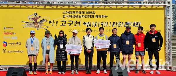 고구려마라톤 대회장인 한국유권자연맹 이은주 중앙회장이 수상자들과 기념 촬영(사진=정경호 기자)