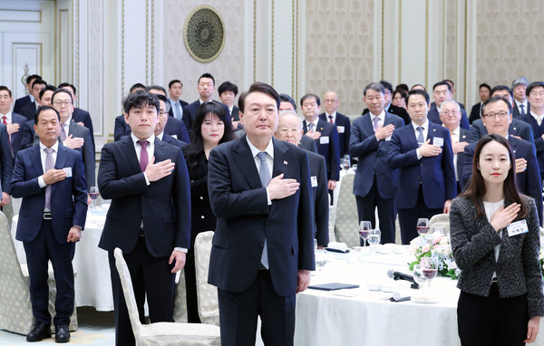 윤석열 대통령이 14일 청와대 영빈관에서 열린 일자리 창출 우수기업 최고경영자(CEO) 초청 오찬에서 국기에 대한 경례를 하고 있다.2023.03.14 / 사진=[대통령실통신사진기자단]