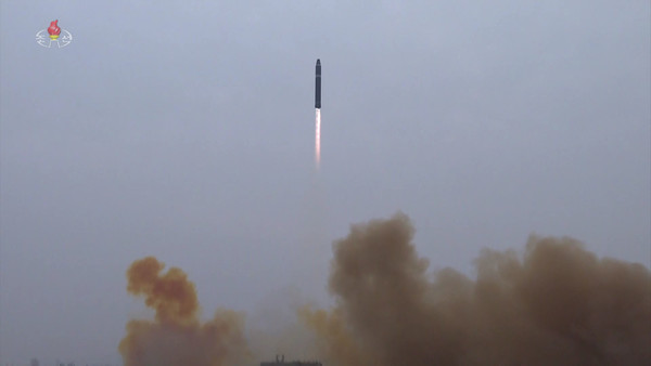 19일 북한 조선중앙TV가 18일 오후 평양국제비행장에서 대륙간탄도미사일(ICBM) '화성-15'를 최대사거리체제로 고각발사했다고 보도했다.2023.02.20 / 사진=[조선중앙TV 캡쳐]