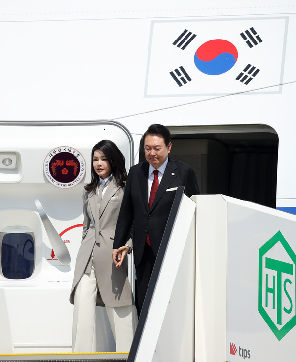 윤석열 대통령과 부인 김건희 여사가 16일 도쿄 하네다 국제공항에 도착해 공군 1호기에서 내리고 있다. 2023.03.16 / 사진=[뉴시스]