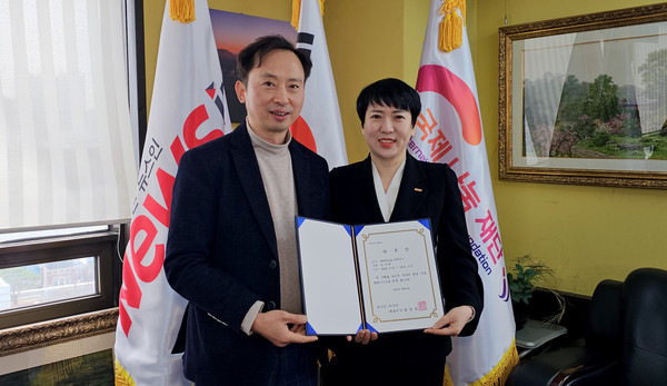 65Group 정후희 관리이사(오른쪽)이 뉴스인 미디어 최명규 대표이사와 위촉식 후 기념촬영을 하고 있다. (사진=정경호 기자)