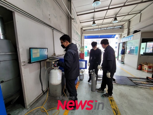 한국교통안전공단 전문 검사원이 부실검사 여부를 세밀히 확인하고 있다. (사진제공 한국교통안전공단)