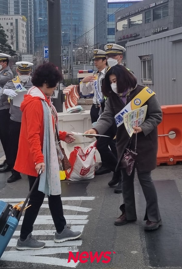 캠페인에 공동 참여한 한국교통안전공단 직원이 홍보물을 배포하고 있다. 