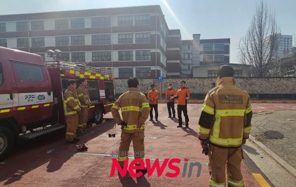 유해공 의정부소방서장이 훈련장을 방문해 선수들의 노고를 격려하고 있다. 