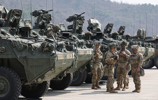 22일 경기도 포천시 로드리게스 훈련장에서 열린 한미 연합 제병협동사격 훈련에서 미2사단 스트라이커 여단 장병들이 훈련 준비를 하고 있다. 2023.03.23 / 사진=[공동취재단]