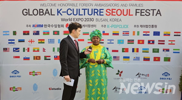 포토월에서 인사말을 하는 각국의 대사(사진=정경호 기자)