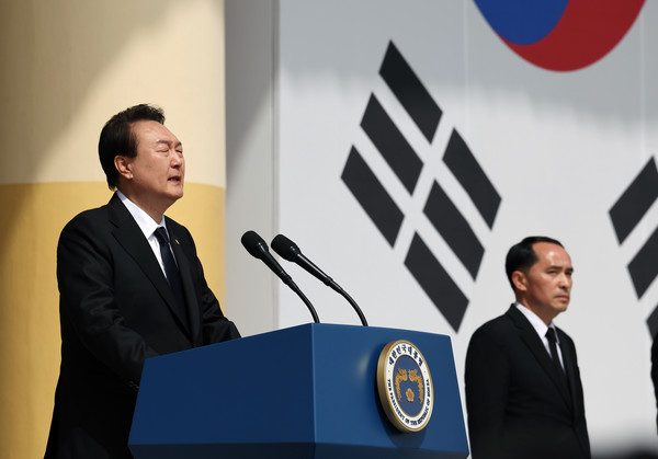 윤석열 대통령이 24일 대전 유성구 국립대전현충원에서 열린 제8회 서해수호의 날 기념식에서 서해수호 용사 55명의 이름을 부르기 전 울먹이고 있다.2023.03.24 / 사진=[대통령실통신사진기자단]