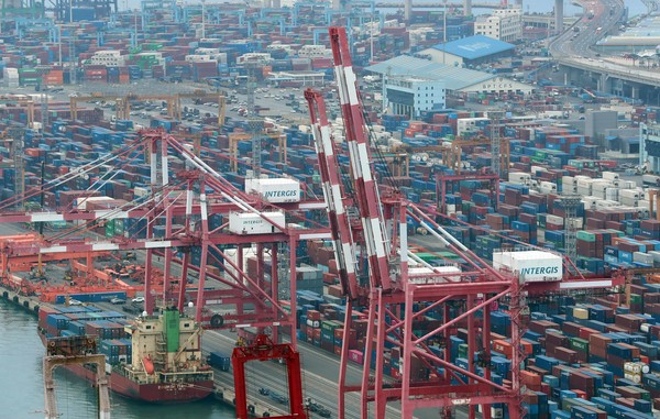 관세청은 지난 1~20일 수출은 전년 동기 대비 17.4% 감소한 309억 달러, 수입은 5.7%(22억 5000만 달러) 감소한 373억 달러로 집계돼 무역수지는 63억 2300달러 적자를 나타냈고, 연간 무역적자는 241억 달러를 기록 중이라고 21일 밝혔다. 이날 부산 남구 감만부두 야적장에 컨테이너가 가득 쌓여 있다. 2023.03.21 / 사진=[뉴시스]