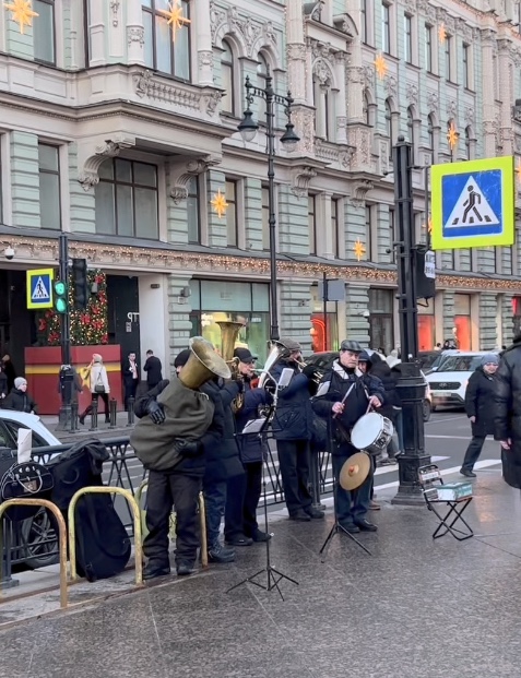 지난 2월 23일 러시아 ‘조국수호의 날’ 당시 상트페테르부르크 중심가에서 군가를 연주하는 악사들