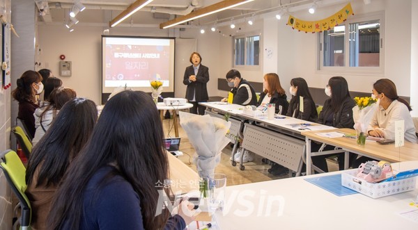  청년도전지원사업 오리엔테이션에서 경청하는 참가자들