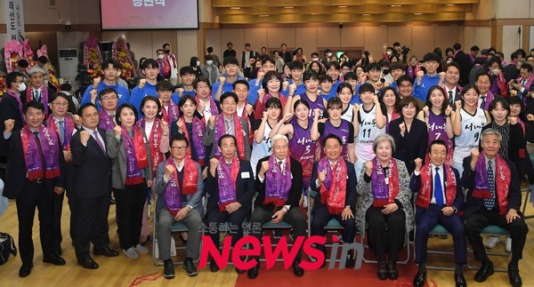 서대문구청 여자실업농구단 창단식에서 내빈, 감독과 코치진, 선수, 연세대학교 농구부 선수들이 파이팅을 외치고 있다. 앞줄 왼쪽부터 최희암 전 연세대 농구부 감독, 최진교 서대문구체육회장, 방열 전 대한농구협회 회장, 이성헌 서대문구청장, 주희봉 한국실업농구연맹 회장, 최동철 스포츠 기자, 신동파 전 여자농구 국가대표팀 감독.