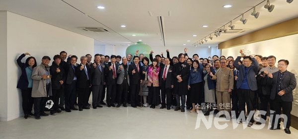 청송 심씨 대종회 심대평 회장, 김영호 중앙대 교수, 한국미술평론가협회 김지원 회장, 해비타트 윤형주 이사장, 원혜경 선 화랑 관장, 심재철 전 국회부의장 등, 전시회를 찾은 각계각층의 지인들 기념촬영(사진=정경호 기자)