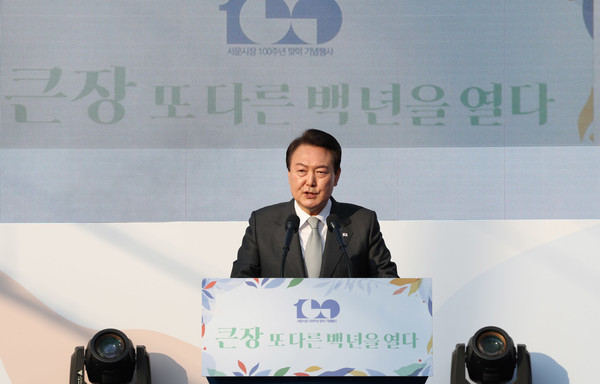 윤석열 대통령이 1일 대구 서문시장에서 열린 '서문시장 100주년 기념식'에서 축사하고 있다.2023.04.01 / 사진=[대통령실통신사진기자단]