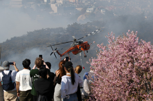 2일 오후 화재가 발생한 서울 종로구 인왕산에서 산림청 헬기가 화재 진화 작업을 하고 있다. 2023.04.02 / 사진=[뉴시스]