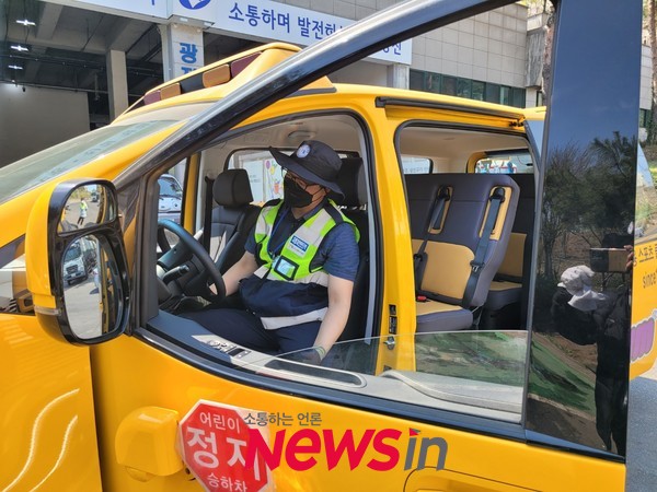 한국교통안전공단 안전단속원이 어린이 통학버스를 점검하고 있다. (사진제공 한국교통안전공단)