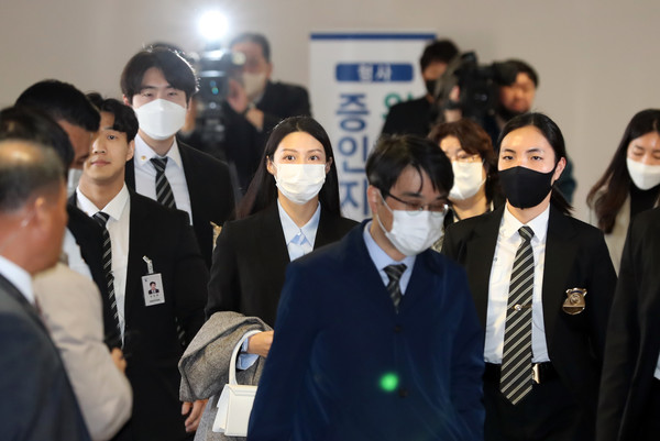 조국 전 법무부 장관의 딸 조민씨가 부산대학교 의학전문대학원 입학 취소결정에 불복해 제기한 입학허가 취소 처분 취소 소송의 증인심문을 위해 16일 부산 연제구 부산지법에 출석하고 있다. 2023.03.16 / 사진=[뉴시스]